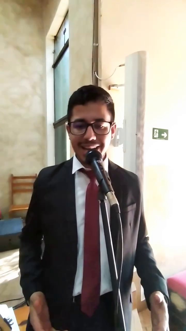 Cantor do grupo durante o louvor na igreja