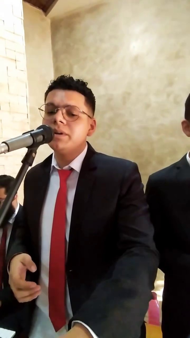 Dois cantores do grupo em dueto durante a cerimônia