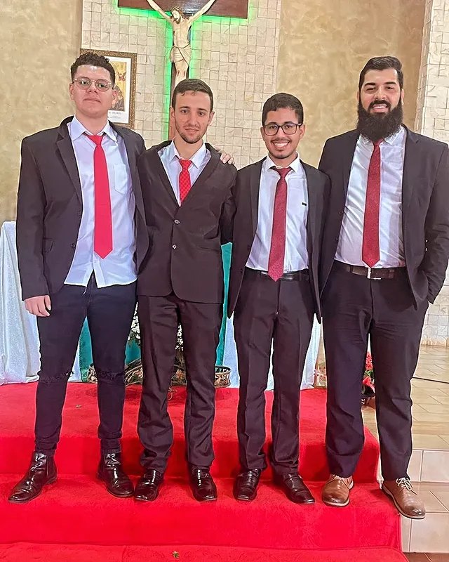 Integrantes da Harmonia do Altar no altar de uma igreja