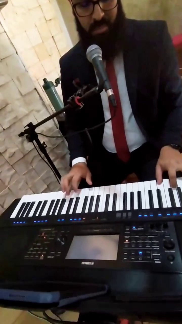 Tecladista da Harmonia do Altar tocando ao vivo